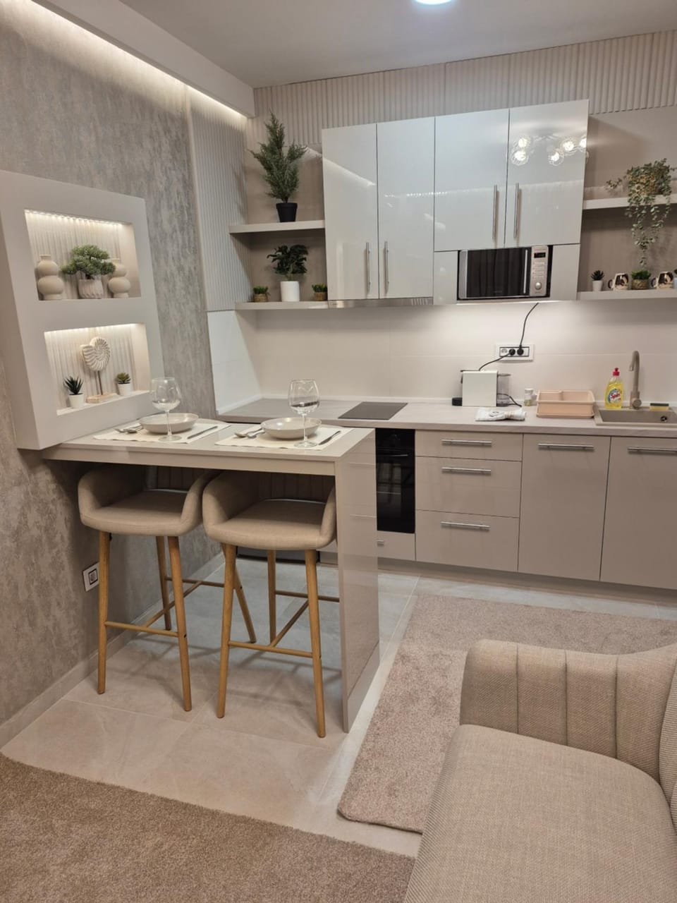 Kitchen or kitchenette, Dining area, minibar, oven, stove