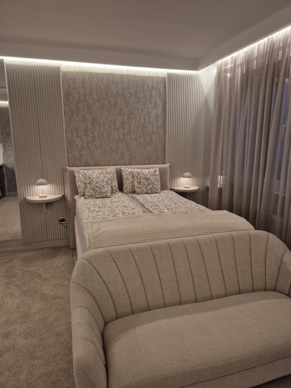 Bed, Seating area