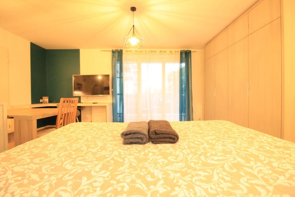 Bed, TV and multimedia, Photo of the whole room, Bedroom