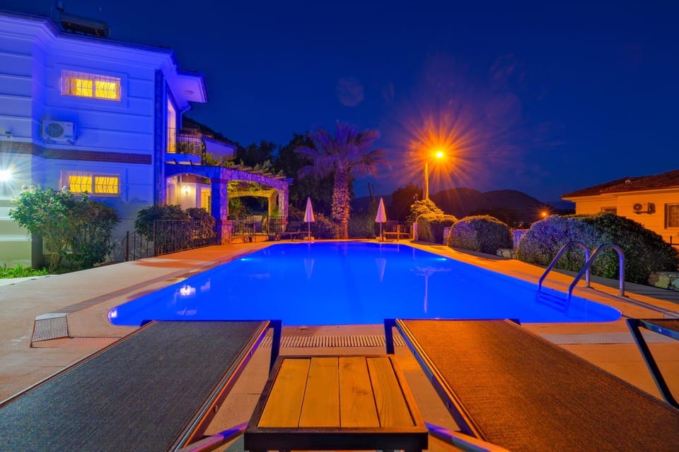 Property building, Night, Pool view, Swimming pool, sunbed