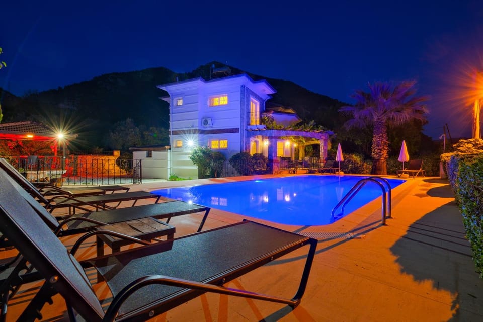 Property building, Mountain view, Pool view, Swimming pool, sunbed