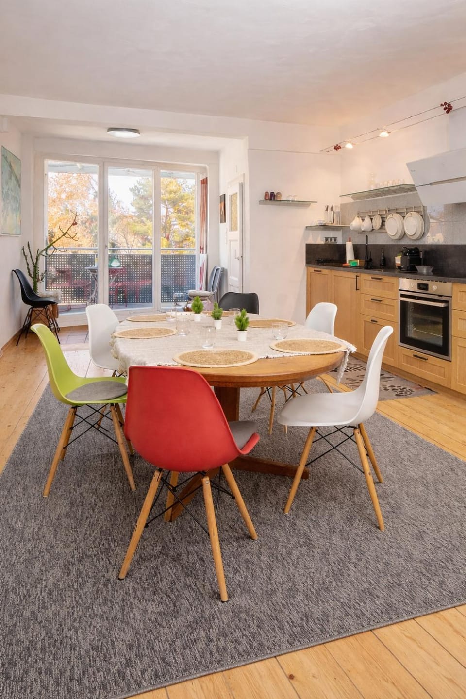 Kitchen or kitchenette, Seating area, Dining area