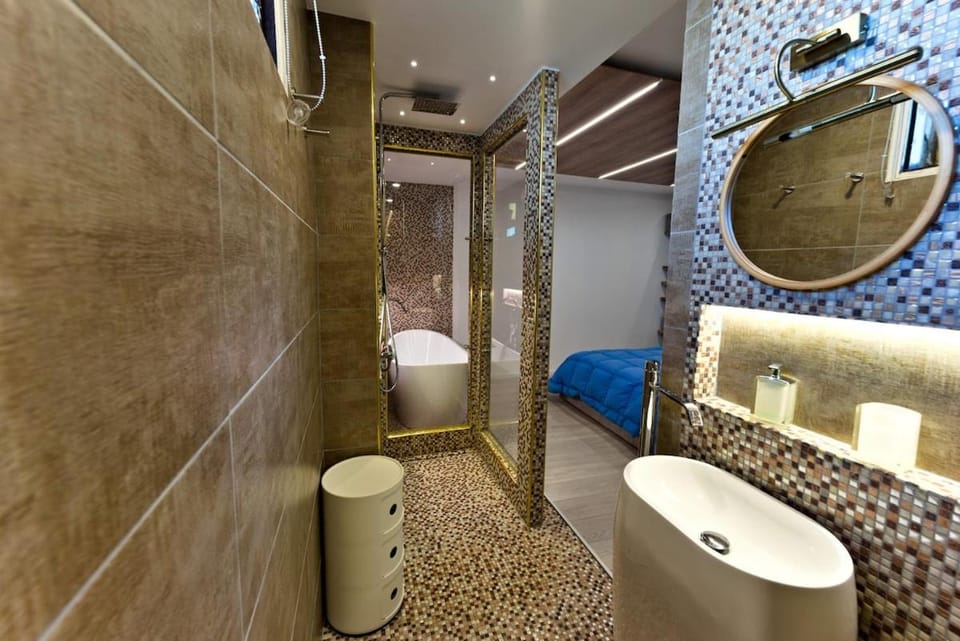 Shower, Toilet, Bed, Bathroom, Bedroom