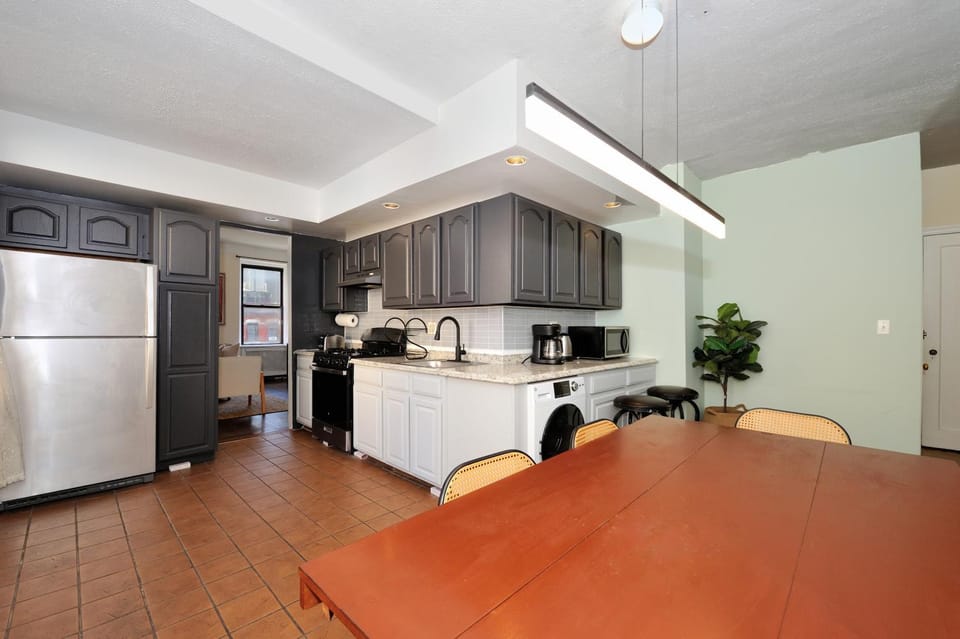 5 Bedroom 2 Bath Full Floor Midtown Apartment in Midtown