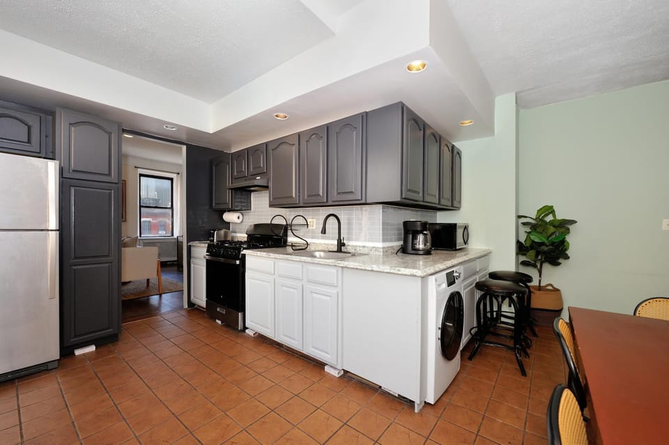 5 Bedroom 2 Bath Full Floor Midtown Apartment in Midtown