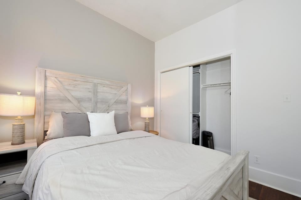 5 Bedroom 2 Bath Full Floor Midtown Apartment in Midtown