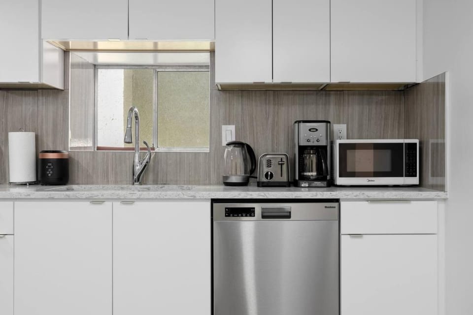 Cozy BSMT suite Near UBC, Kits, and DT Vancouver House in Vancouver