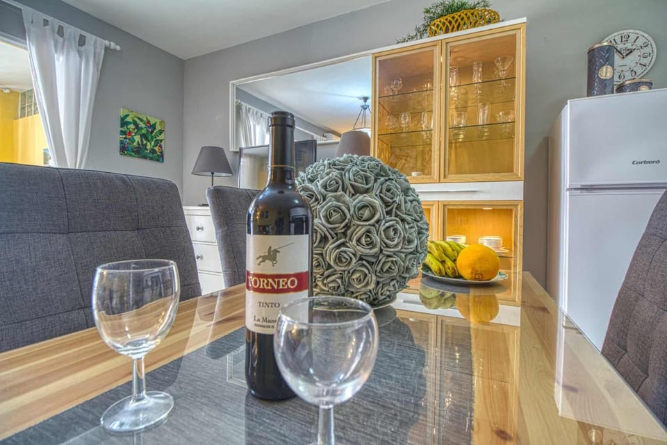 Kitchen or kitchenette, Food and drinks, Dining area, Alcoholic drinks