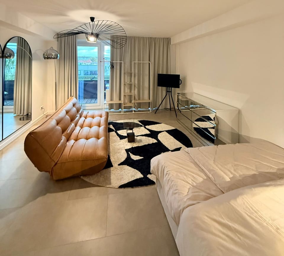 Bed, TV and multimedia, Living room, Photo of the whole room, Seating area, Bedroom