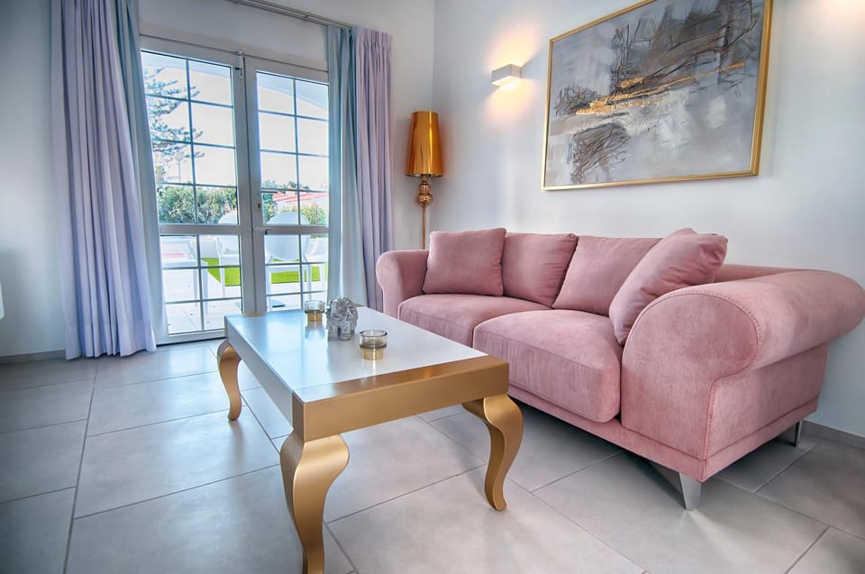 TV and multimedia, Balcony/Terrace, Living room, Garden view, Pool view