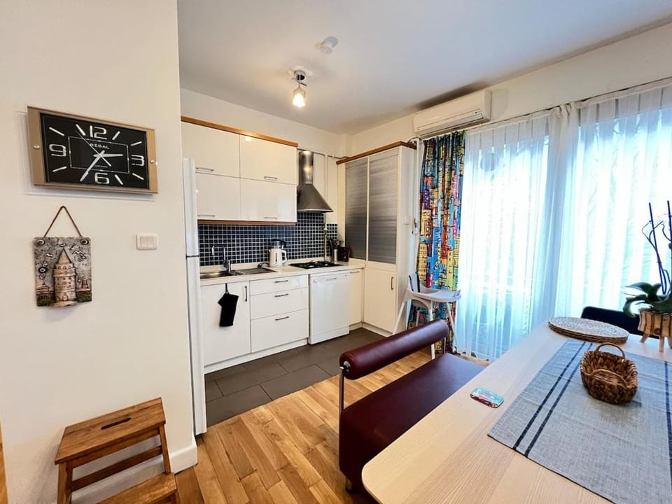 Kitchen or kitchenette, Seating area, Dining area, stove, air conditioner