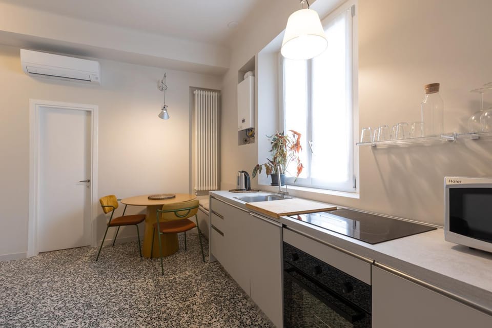 Kitchen or kitchenette, oven, air conditioner