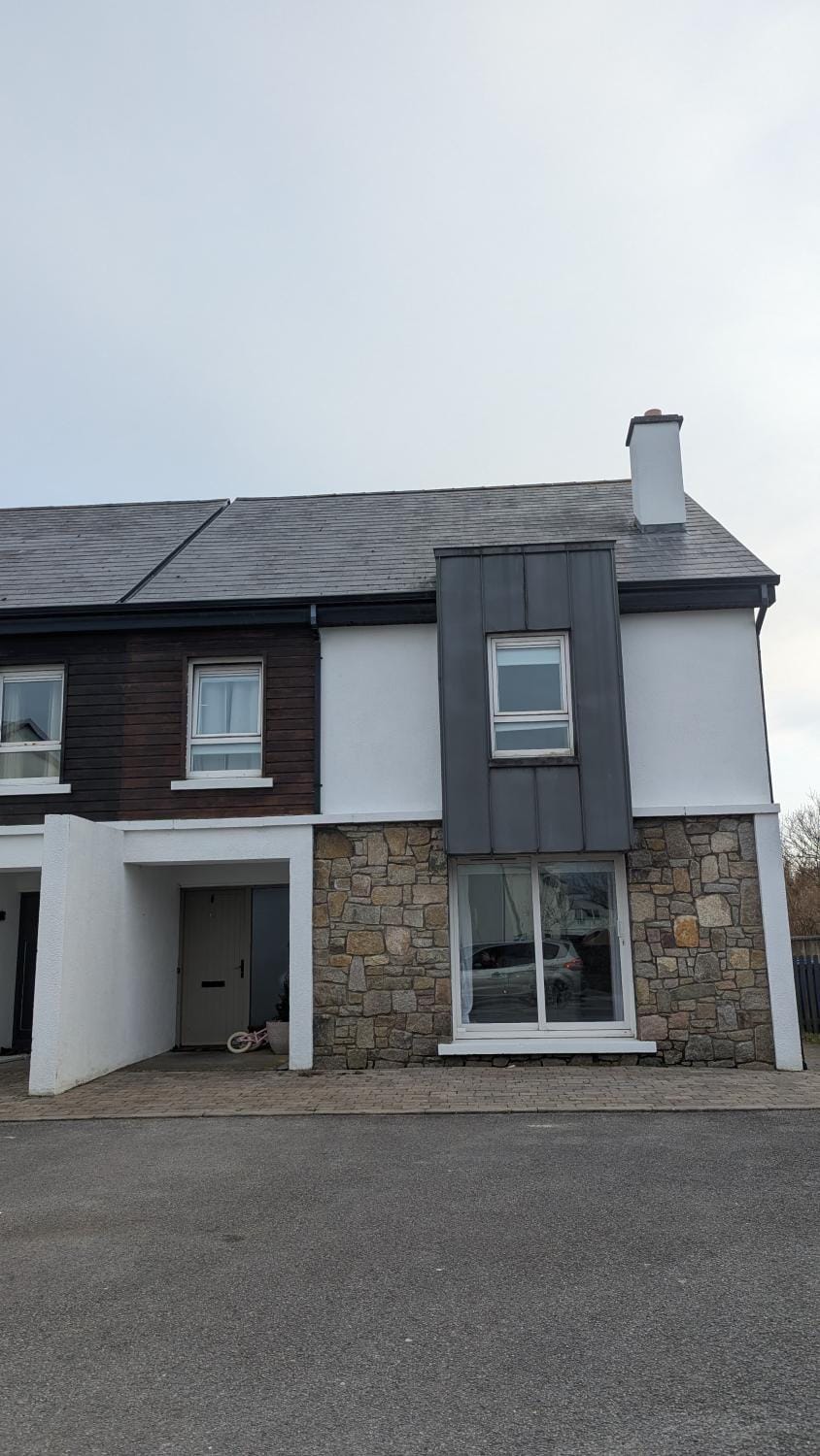 Sruthan na Teorainn House in County Galway