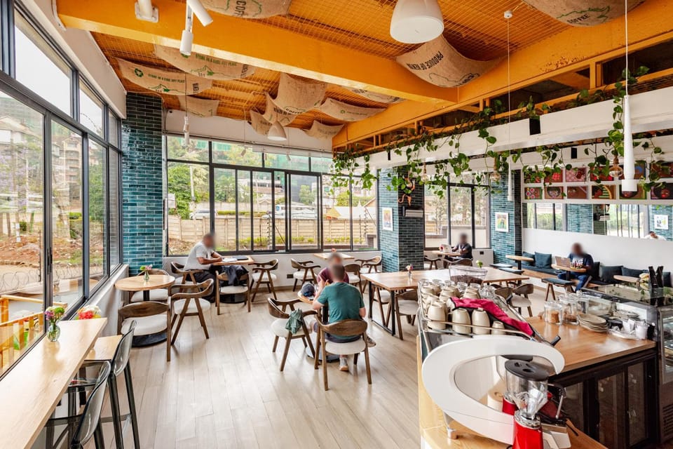 Restaurant/places to eat, People, Food and drinks, Banquet/Function facilities, Seating area, Food, Drinks, group of guests