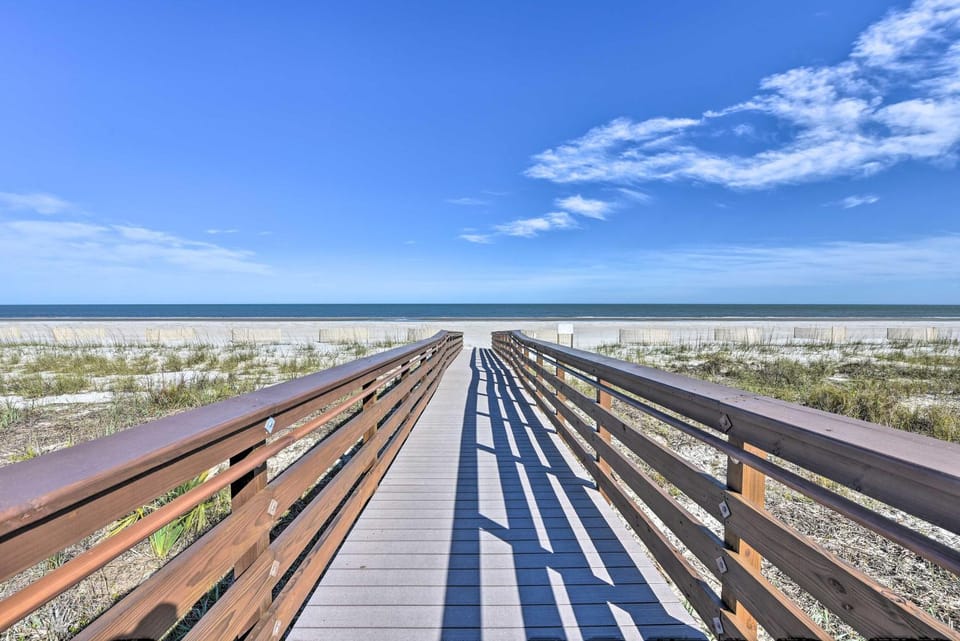 Walk to Community Beach: Coastal Carolina Condo House in Hilton Head Island