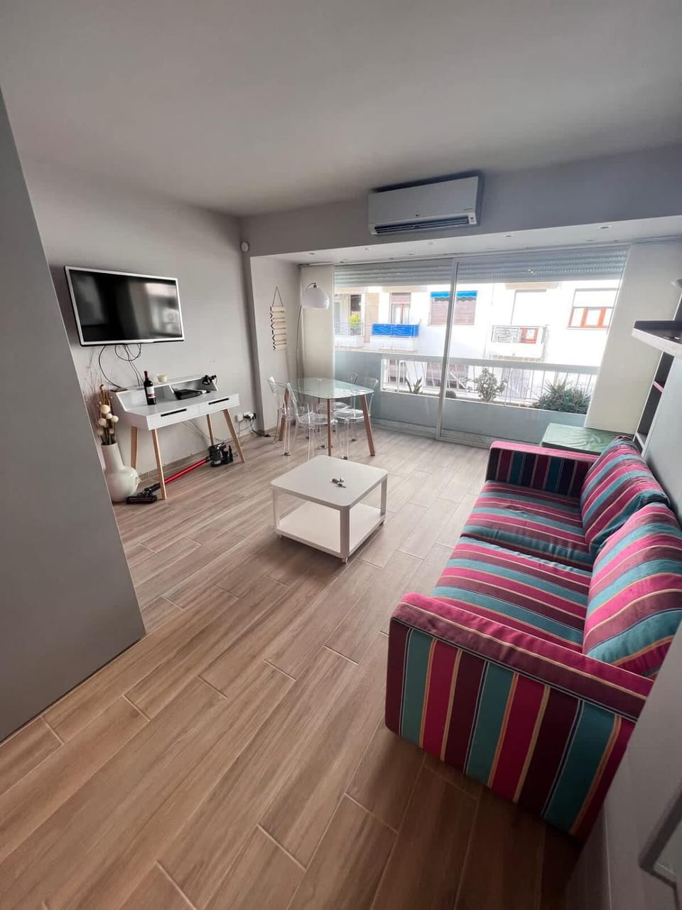 Bed, TV and multimedia, Living room, Photo of the whole room, Seating area, Bedroom