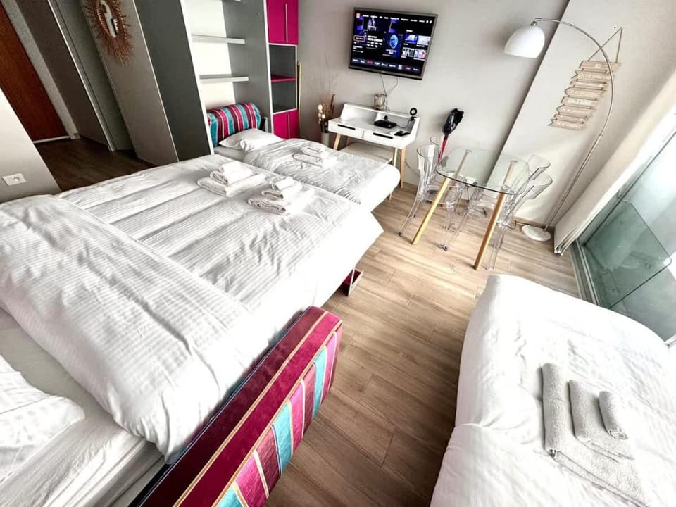 Bed, TV and multimedia, Bedroom, towels