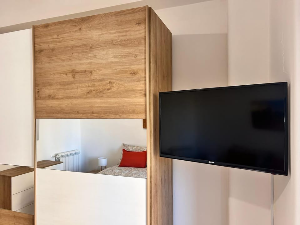 Bed, TV and multimedia, Bedroom, wardrobe