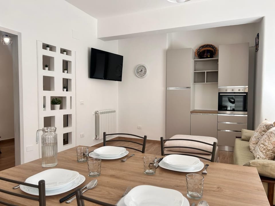 TV and multimedia, Kitchen or kitchenette, Living room, Seating area, Dining area, oven