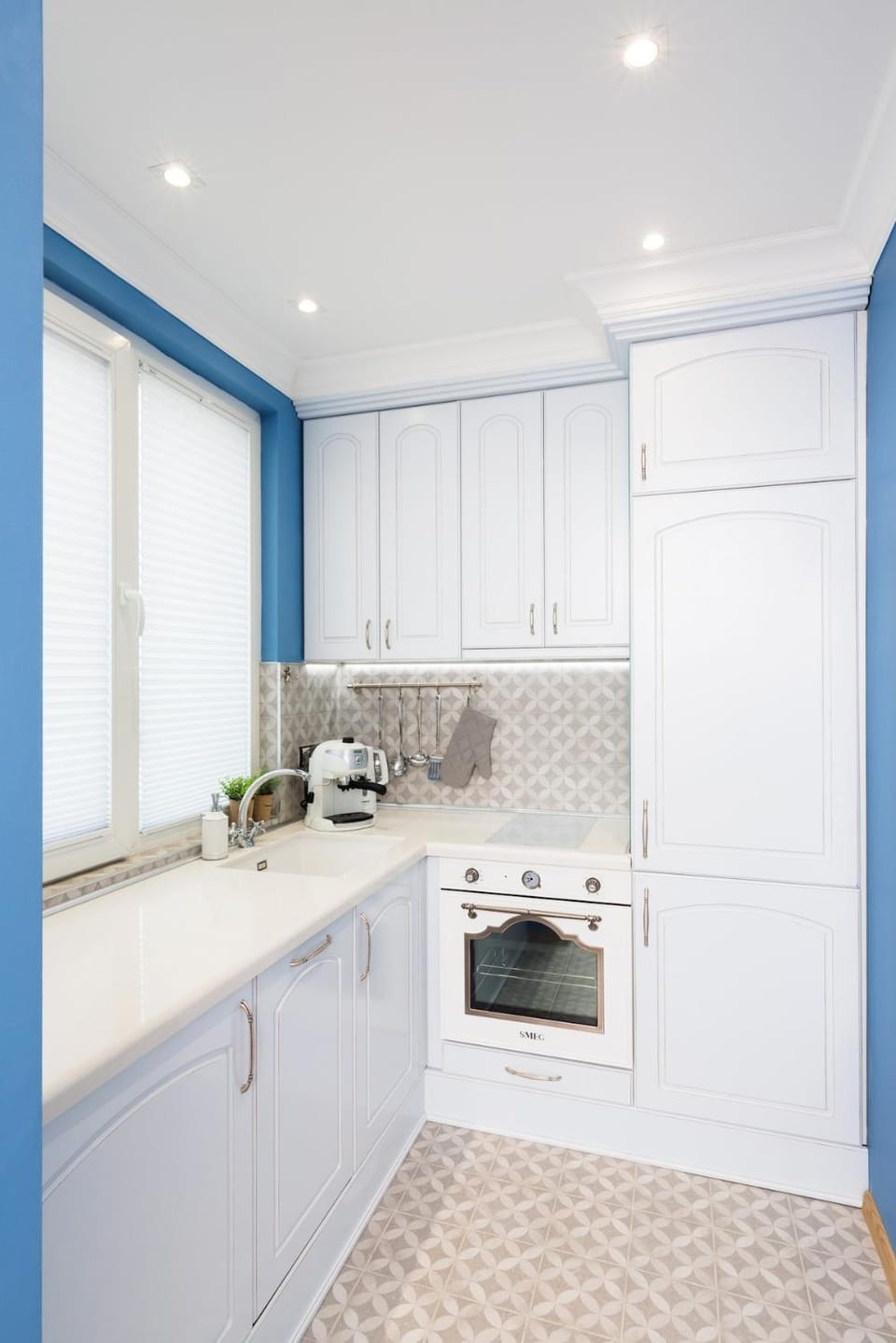 Kitchen or kitchenette, dishwasher, stove