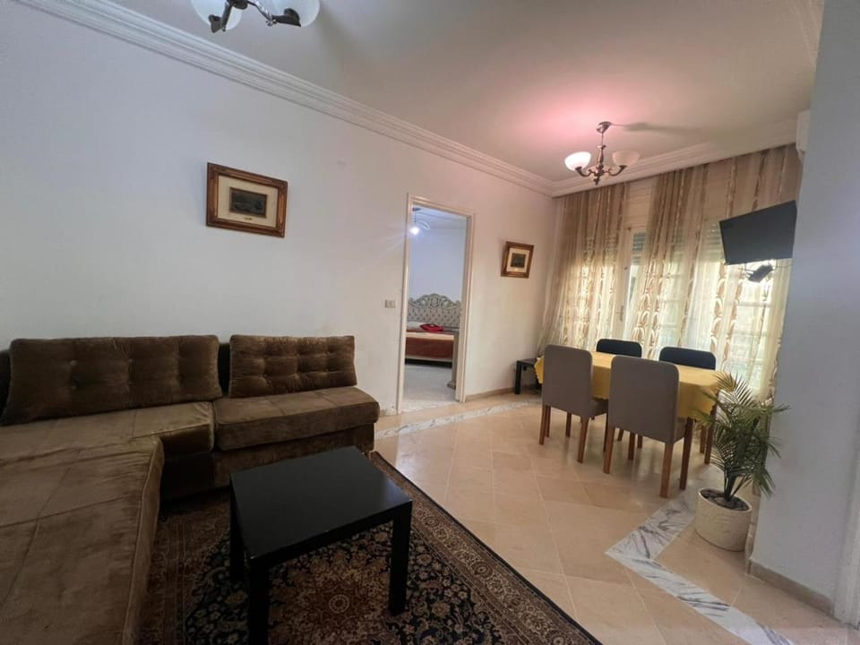 Staff, Day, TV and multimedia, Living room, Decorative detail, Decorative detail, Seating area, Dining area, Supermarket/grocery shop, Sports, Dinner, Sunrise, hair dryier, heating, internet, air conditioner