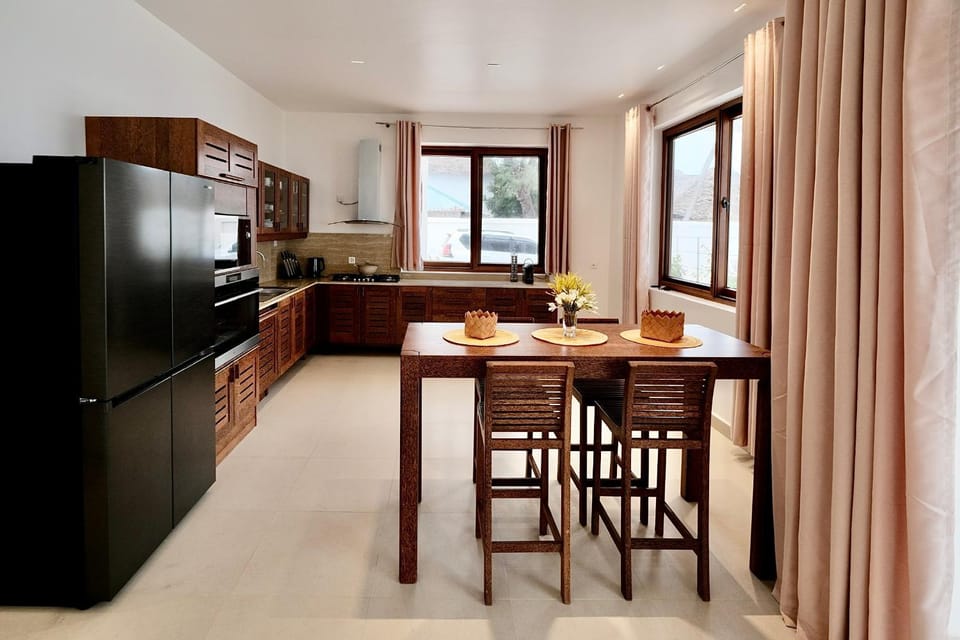 Kitchen or kitchenette, Dining area, oven