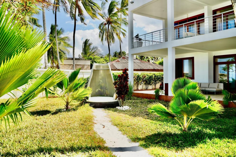 Property building, Day, Natural landscape, Garden, Garden view