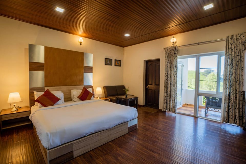 Bed, Living room, Photo of the whole room, Seating area, Bedroom