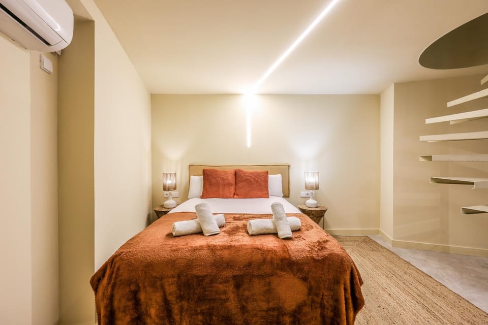 Bed, Photo of the whole room, Bedroom, towels, air conditioner