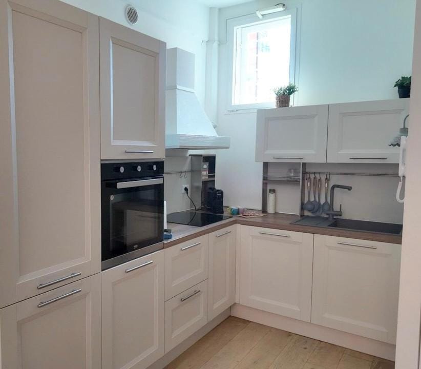 Kitchen or kitchenette, dishwasher, oven, kitchen