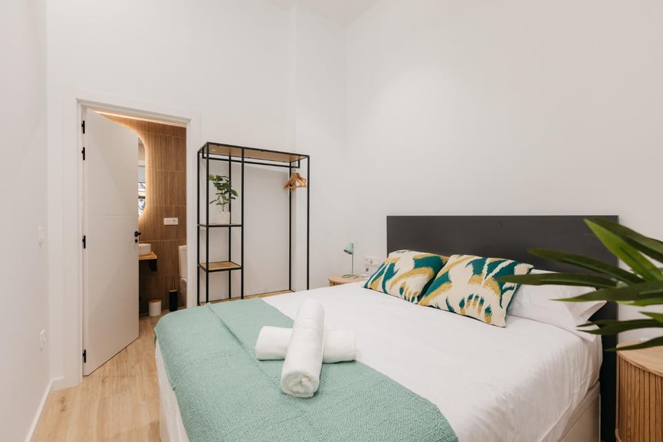Bed, Photo of the whole room, Bedroom, towels