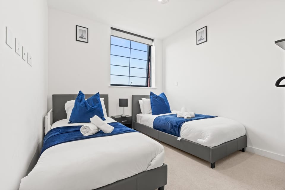 Bed, Photo of the whole room, Bedroom, towels