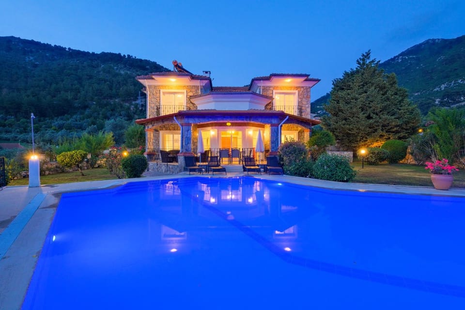 Property building, Mountain view, Pool view, Swimming pool
