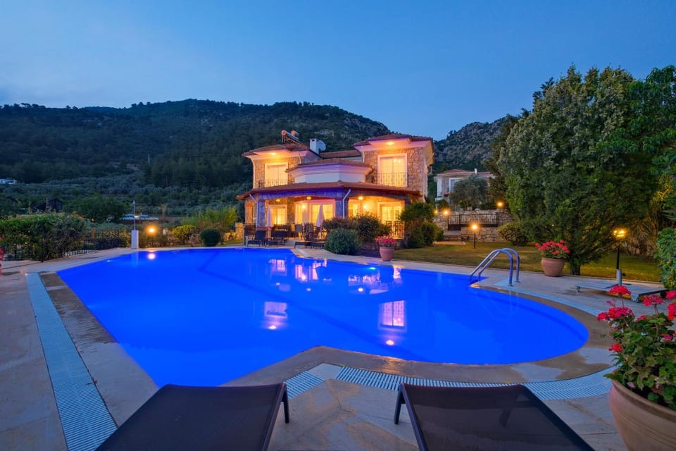 Property building, Natural landscape, Mountain view, Pool view, Swimming pool