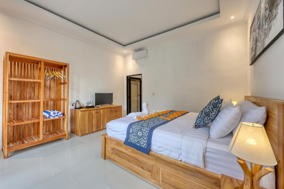Bed, TV and multimedia, Photo of the whole room, wardrobe