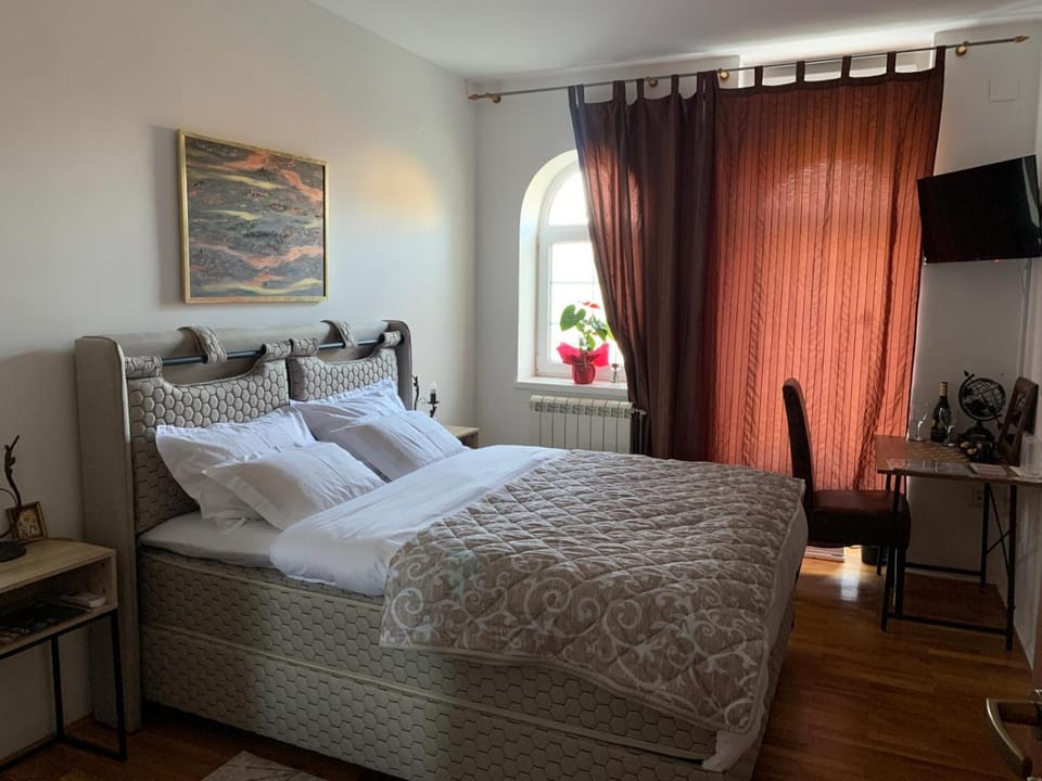 Bed, TV and multimedia, Photo of the whole room, Bedroom