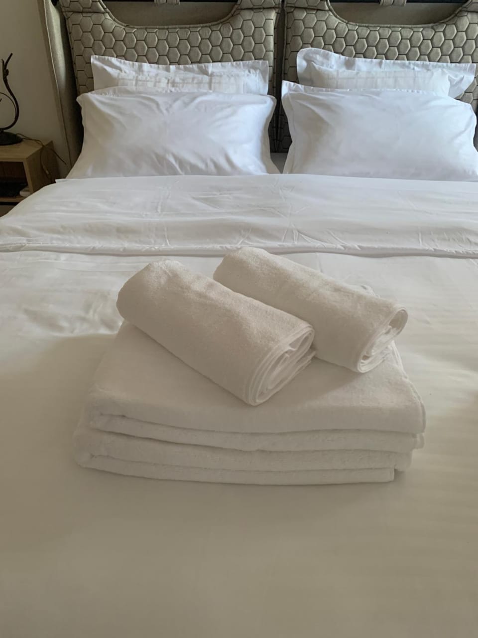 Bed, Bedroom, towels