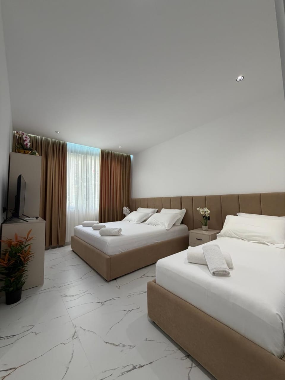 Bed, TV and multimedia, Photo of the whole room, Bedroom, towels