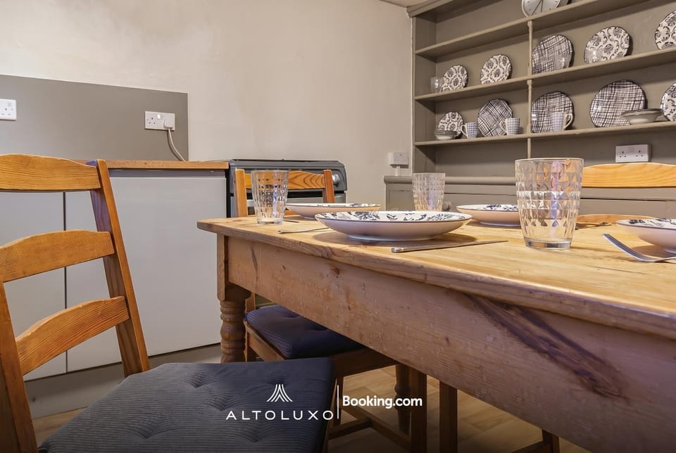 Spacestation Four 4 Bedroom Serviced Apartment By AltoLuxoExperience Short Lets & Serviced Accommodation With Free Wifi Apartment in Bristol