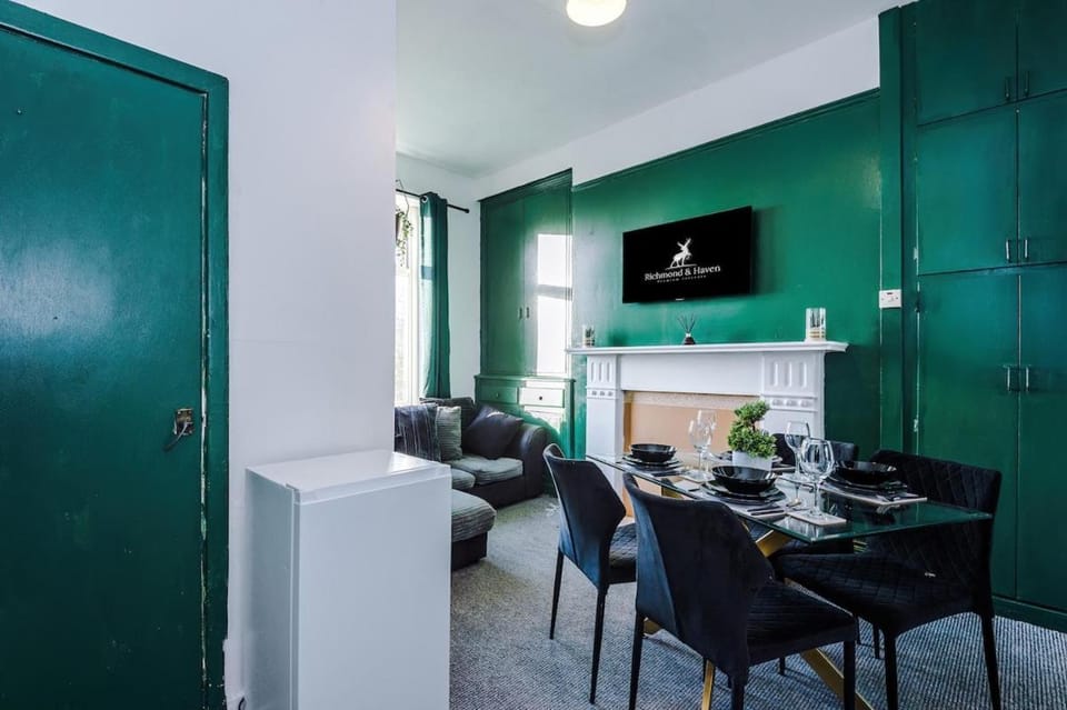 TV and multimedia, Living room, Seating area, Dining area