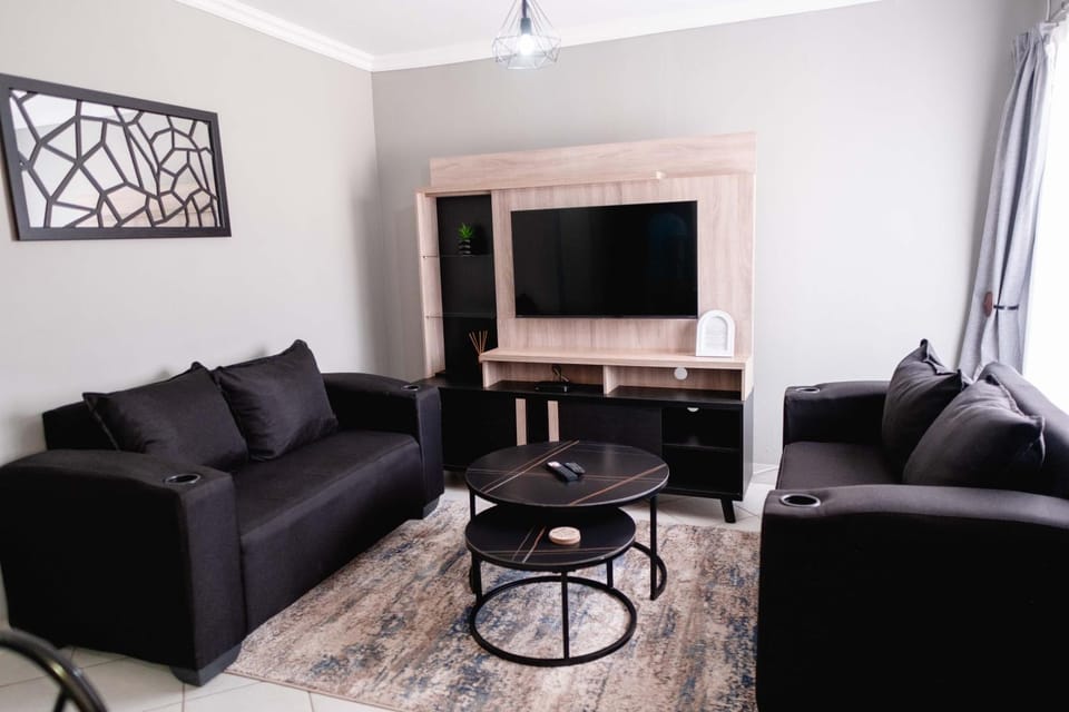 Communal lounge/ TV room, TV and multimedia, Living room, Seating area, Evening entertainment
