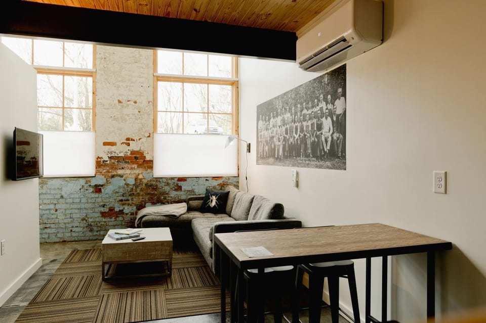 TV and multimedia, Living room, Seating area, air conditioner