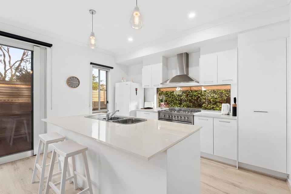 Kitchen or kitchenette, dishwasher, stove