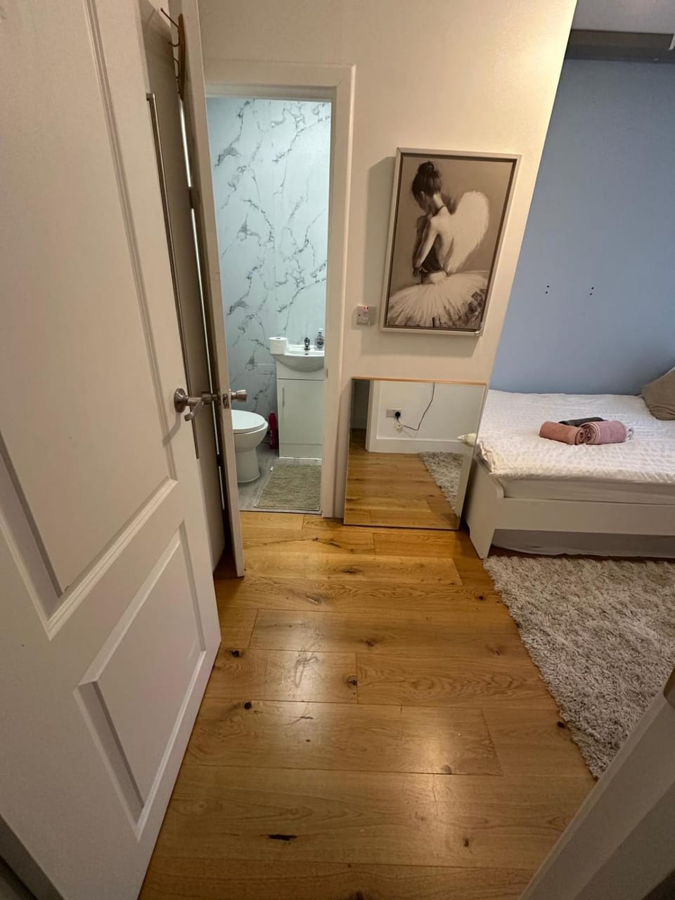 En Suits room with your own bathroom and toilet Vacation rental in London