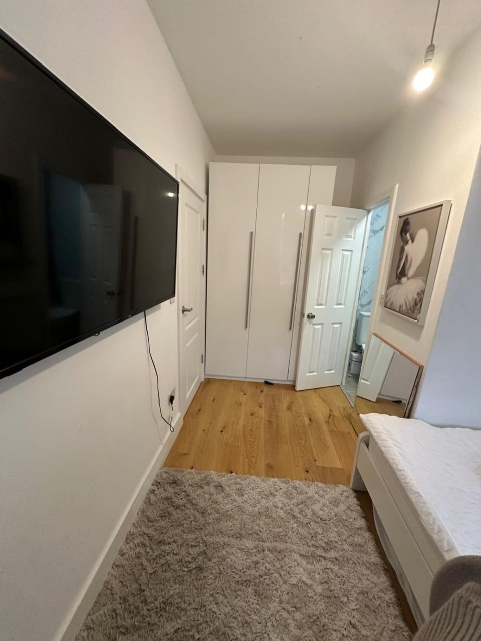 En Suits room with your own bathroom and toilet Vacation rental in London