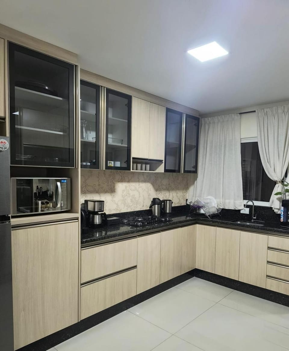 Coffee/tea facilities, Kitchen or kitchenette, stove