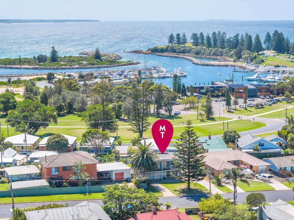 Bird's eye view, Sea view, Location