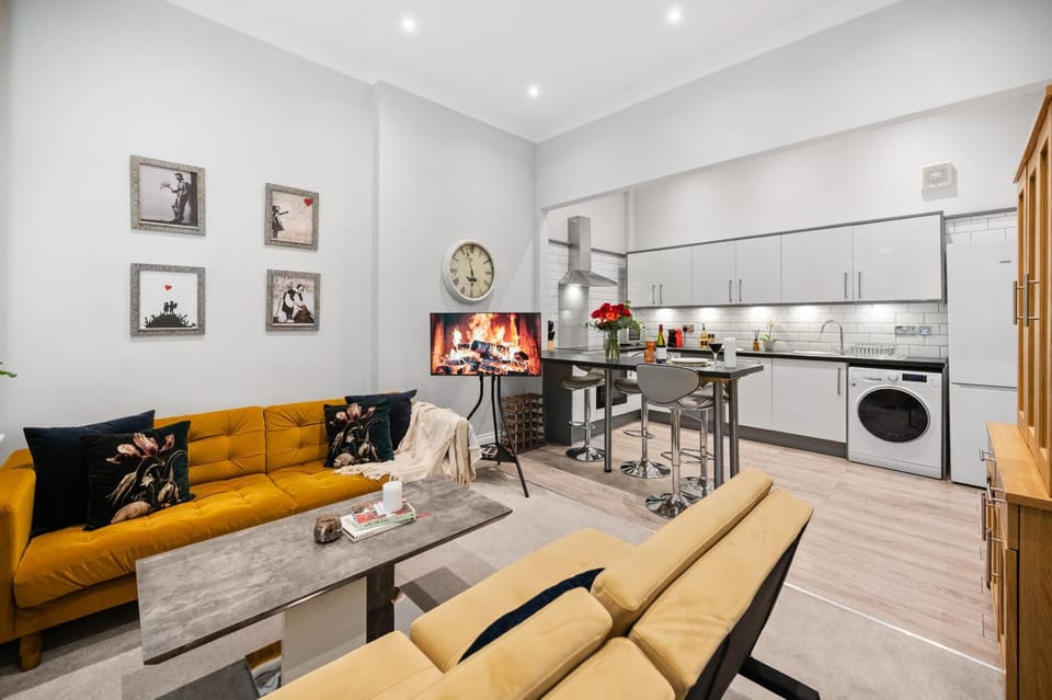 Kitchen or kitchenette, Living room, Seating area, Dining area, dishwasher, oven, washing machine