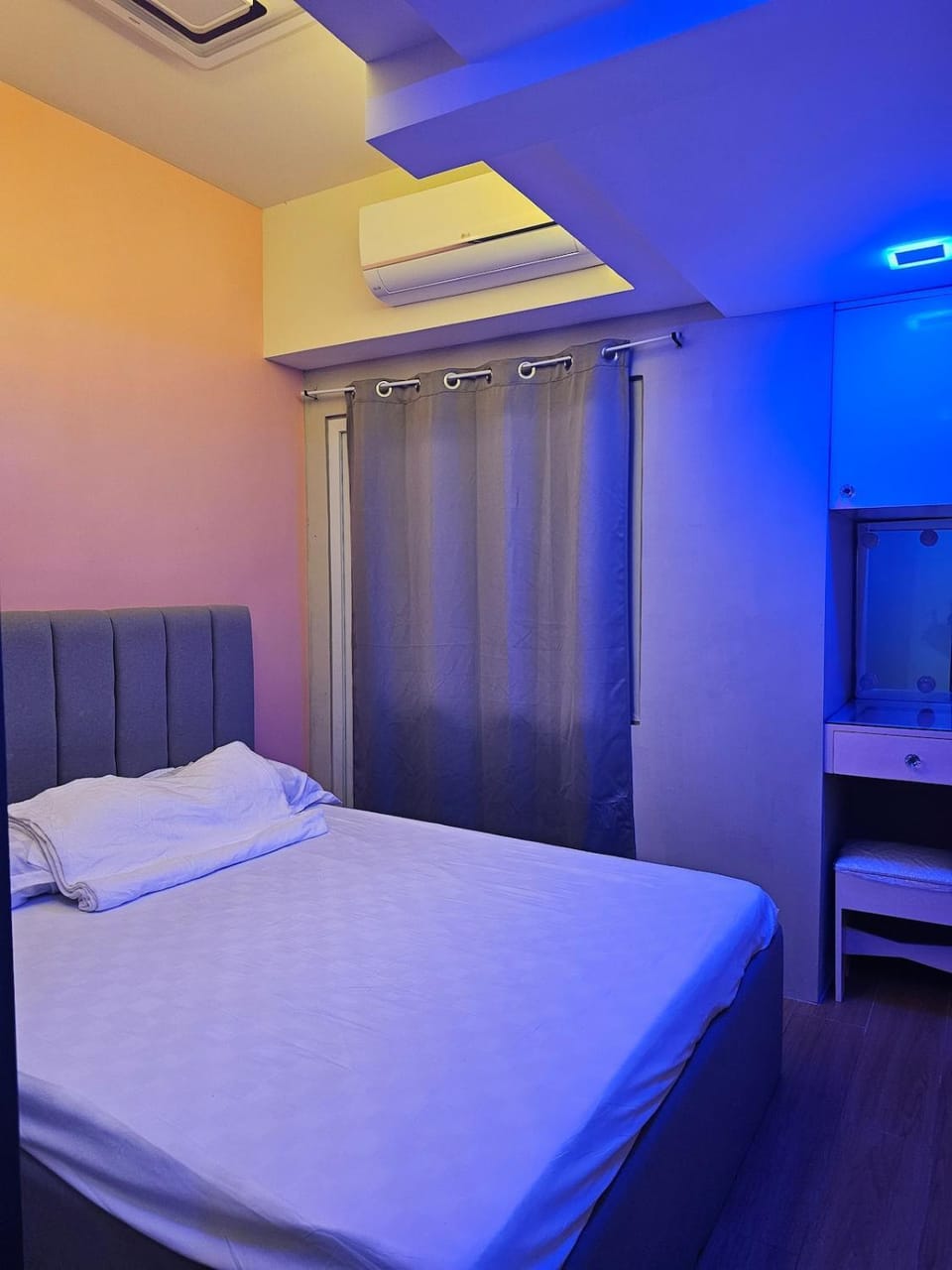 Pet friendly Condo in Timog with Balcony City view Apartment in Quezon City