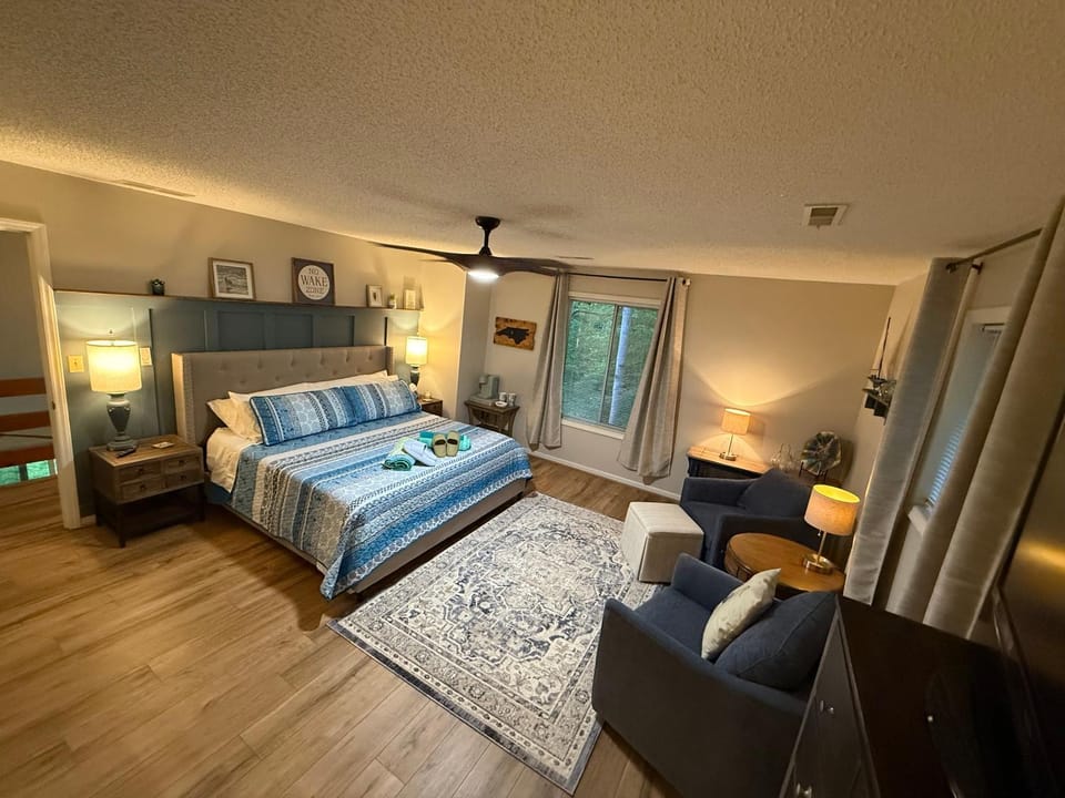 Bed, Living room, Photo of the whole room, Seating area, Bedroom